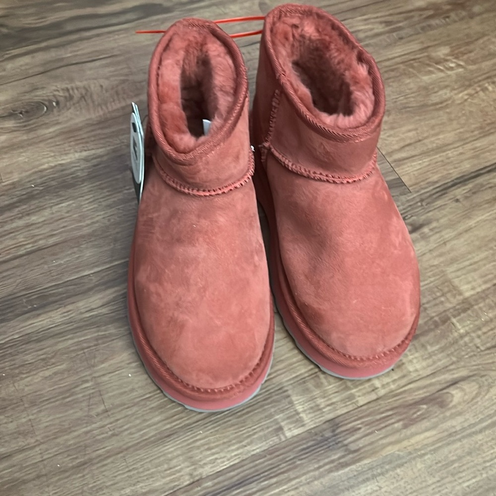 Brand New “Emu Australia Sharky’s Pink Sheepskins Water Resistant Boots”. Size 6